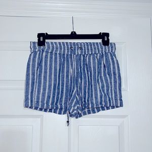 Super cute. Adjustable waist band. Two front & two back pockets.